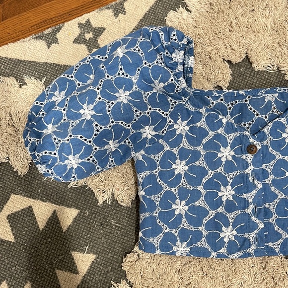 Crop top girl - Picture 3 of 5